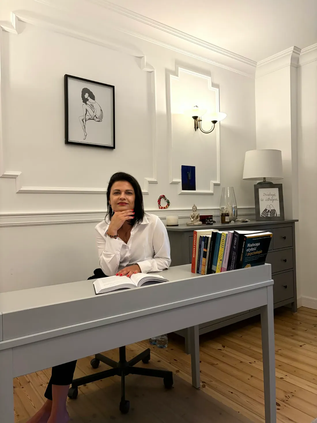 Katarzyna przy biurku w swoim gabinecie w Szczecinie
